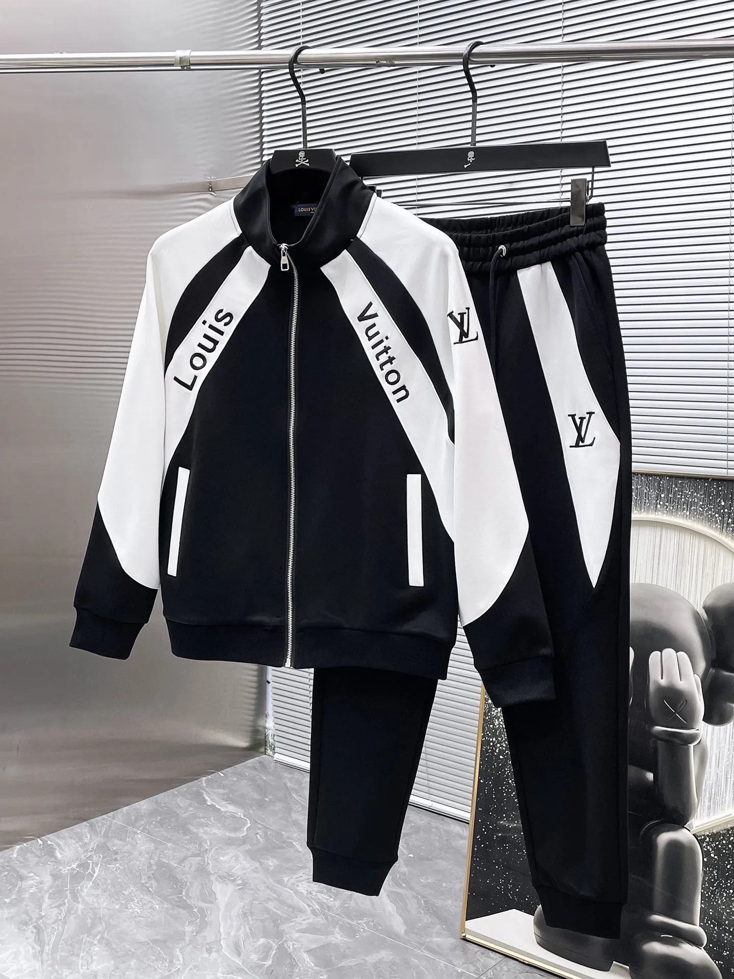🅿️720 LV hot-selling suit is coming. Focus on the original version of the official website. 2025 new hot-selling cardigan suit. The original order is the best. 🇭🇰The meticulous work of top designers. It has a fitting and perfect upper body effect. All-natural high-quality Tencel Roman cotton 100%, close-fitting comfort, noble and elegant! Original hardware embodies elegance and nobility! Counter size: M-3XL (maximum wear up to 190 pounds)